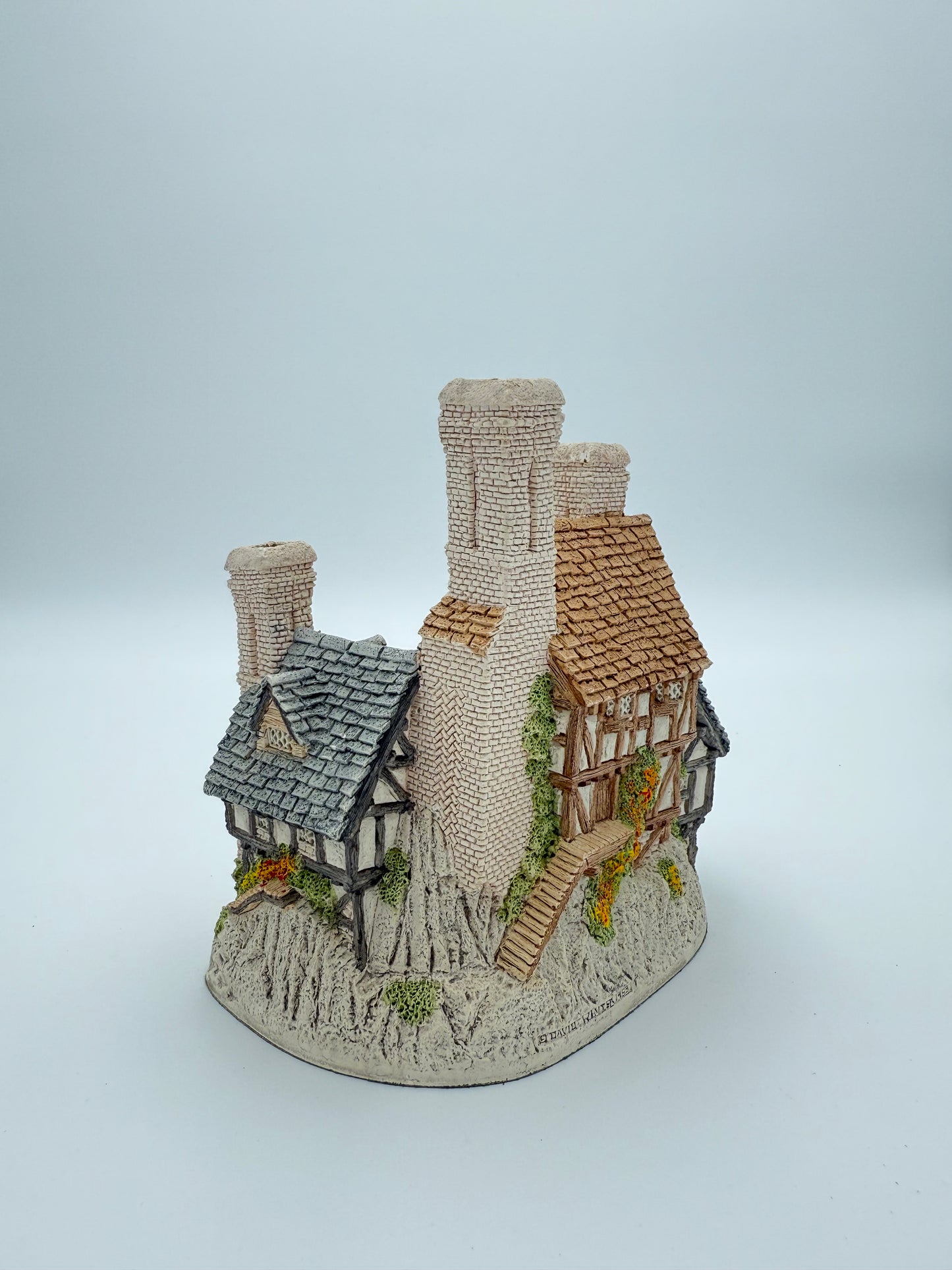 Vintage David Winter Hartford Court Cottage - Retired Hand-Painted Collectible House