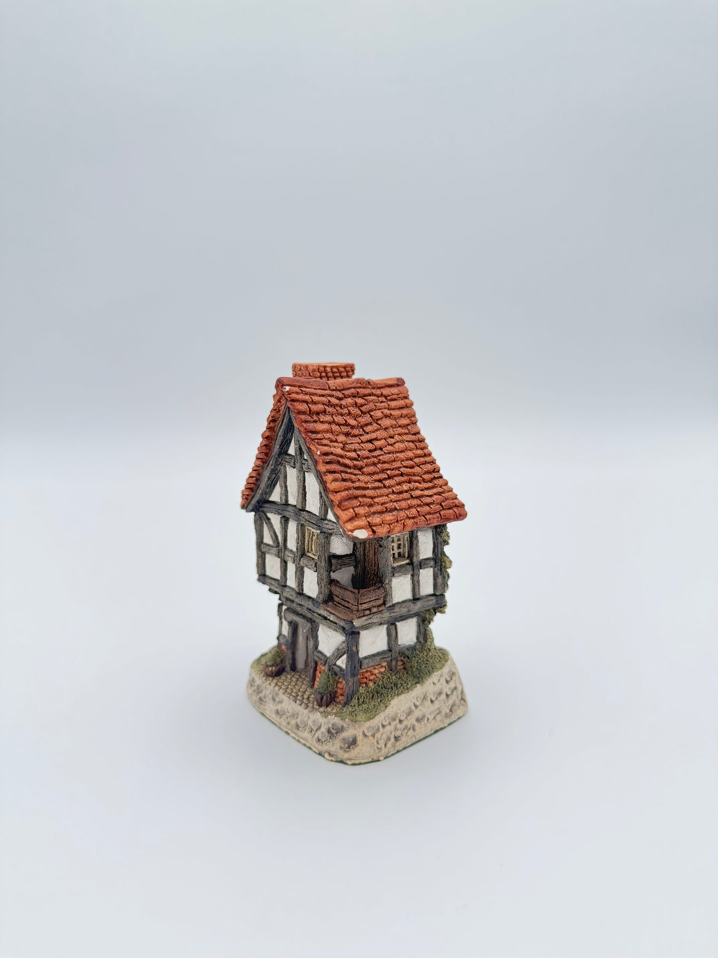 Vintage David Winter Spinner’s Cottage - Retired Hand-Painted Collectible House