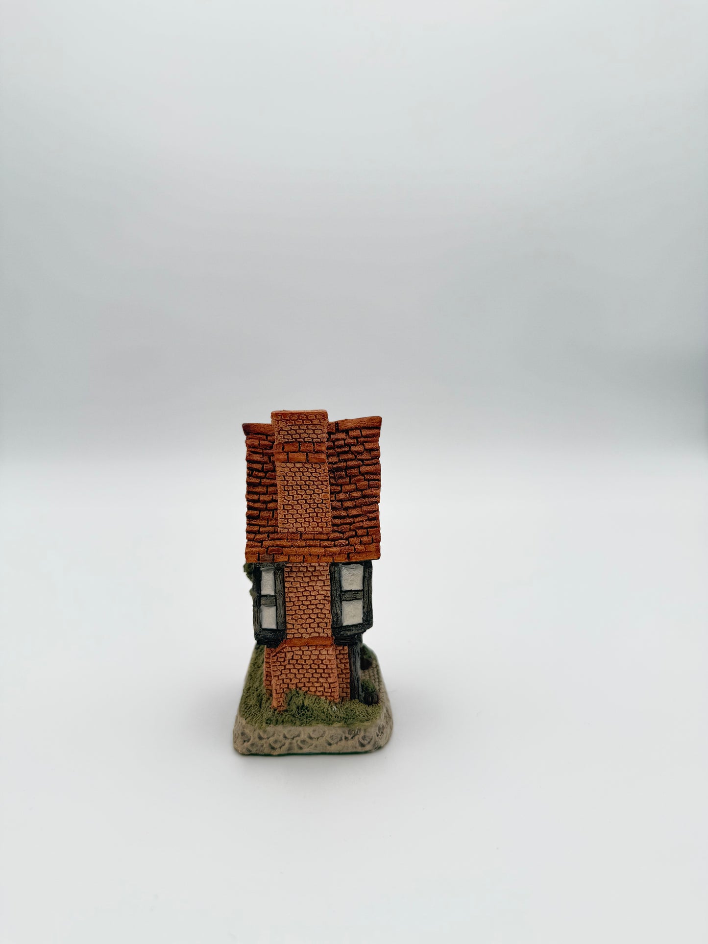 Vintage David Winter Spinner’s Cottage - Retired Hand-Painted Collectible House