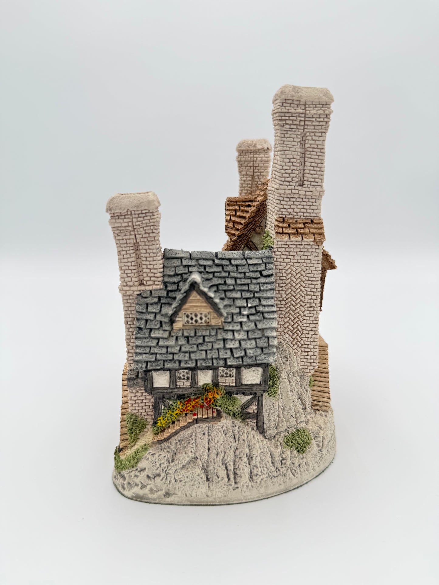 Vintage David Winter Hartford Court Cottage - Retired Hand-Painted Collectible House