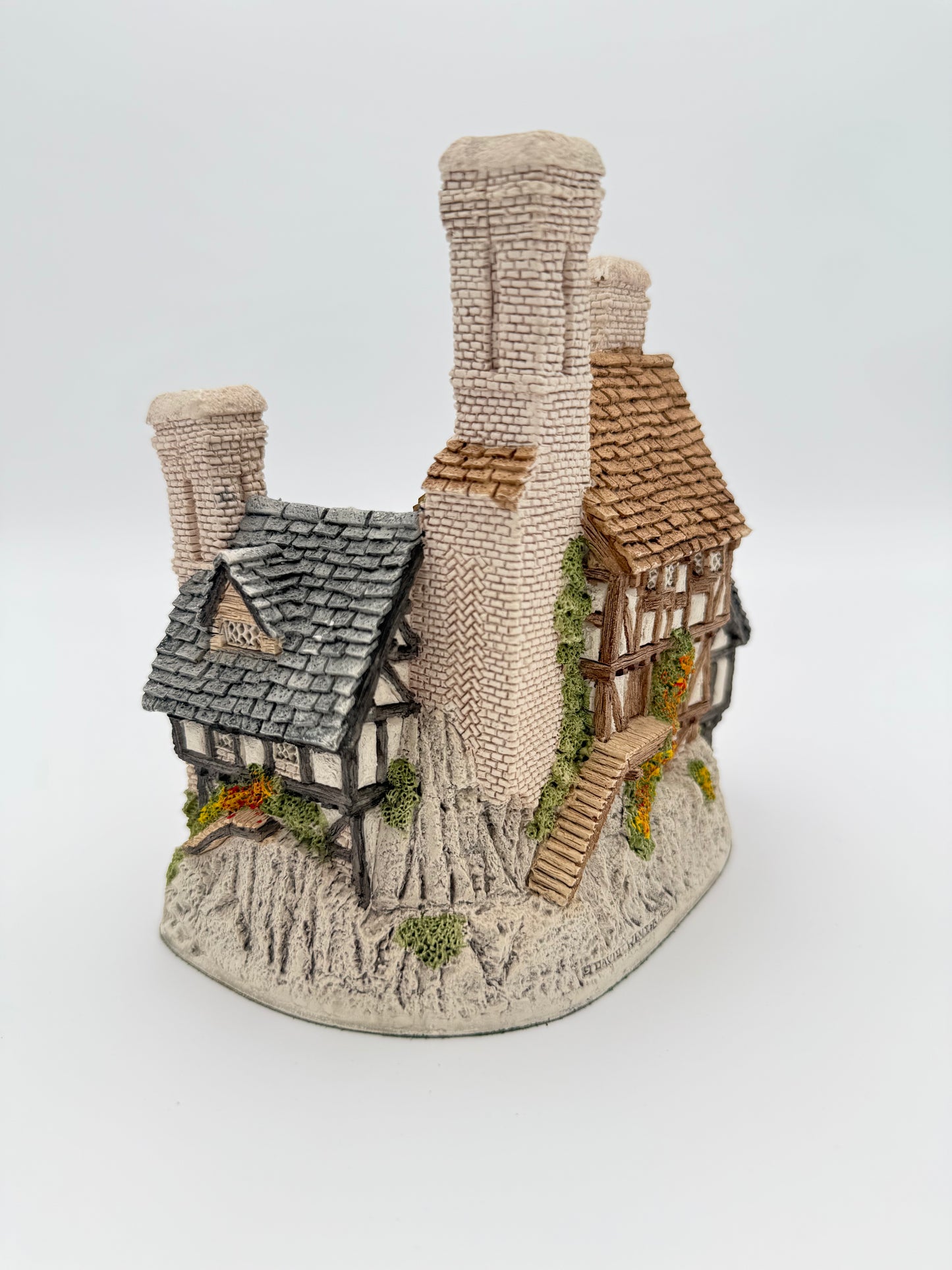 Vintage David Winter Hartford Court Cottage - Retired Hand-Painted Collectible House