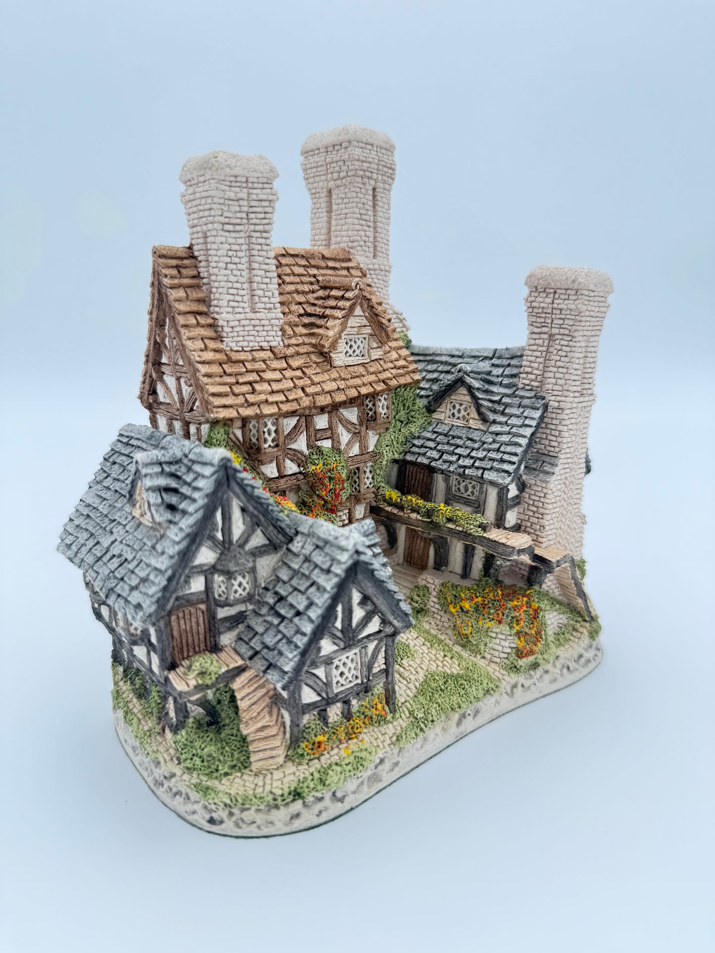 Vintage David Winter Hartford Court Cottage - Retired Hand-Painted Collectible House