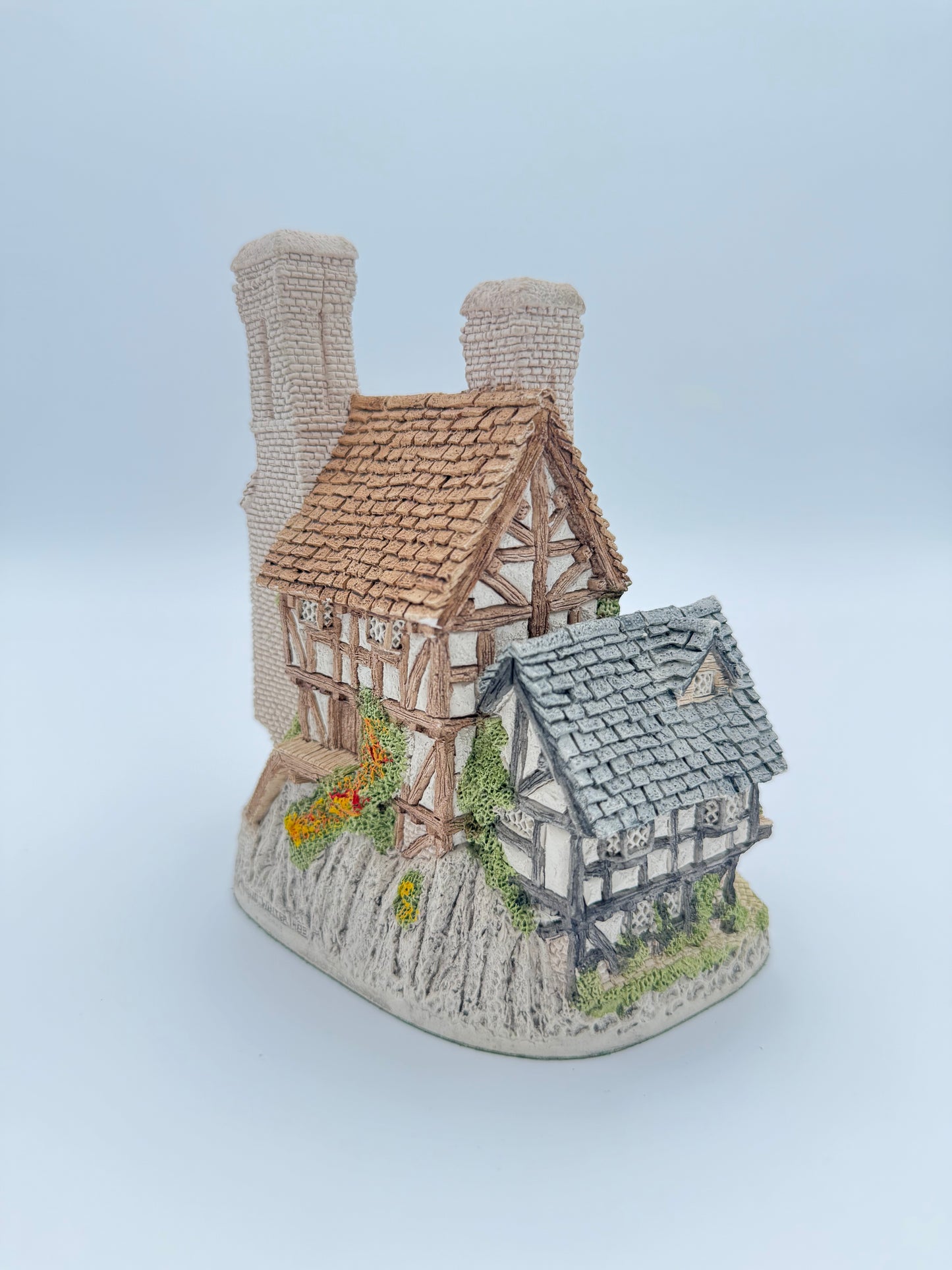 Vintage David Winter Hartford Court Cottage - Retired Hand-Painted Collectible House