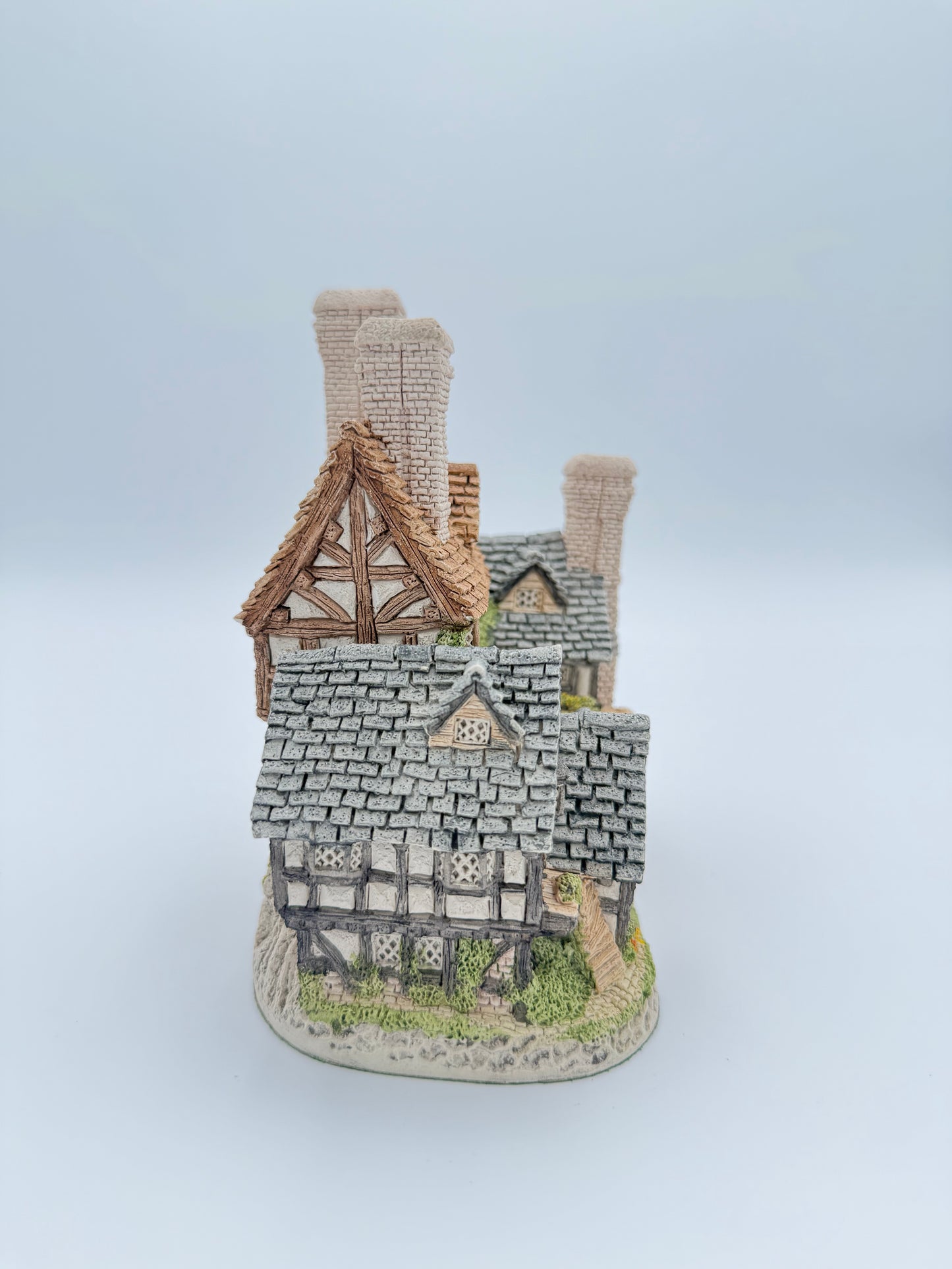 Vintage David Winter Hartford Court Cottage - Retired Hand-Painted Collectible House