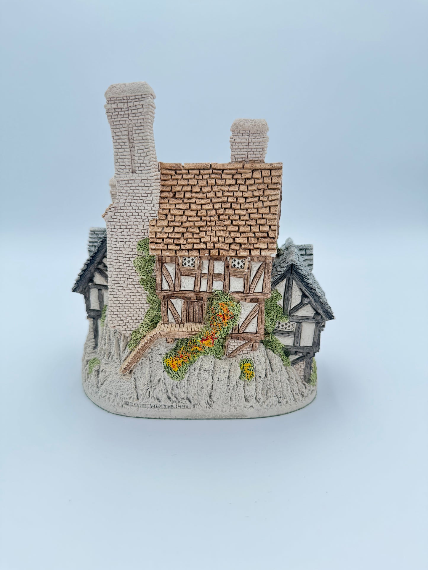 Vintage David Winter Hartford Court Cottage - Retired Hand-Painted Collectible House