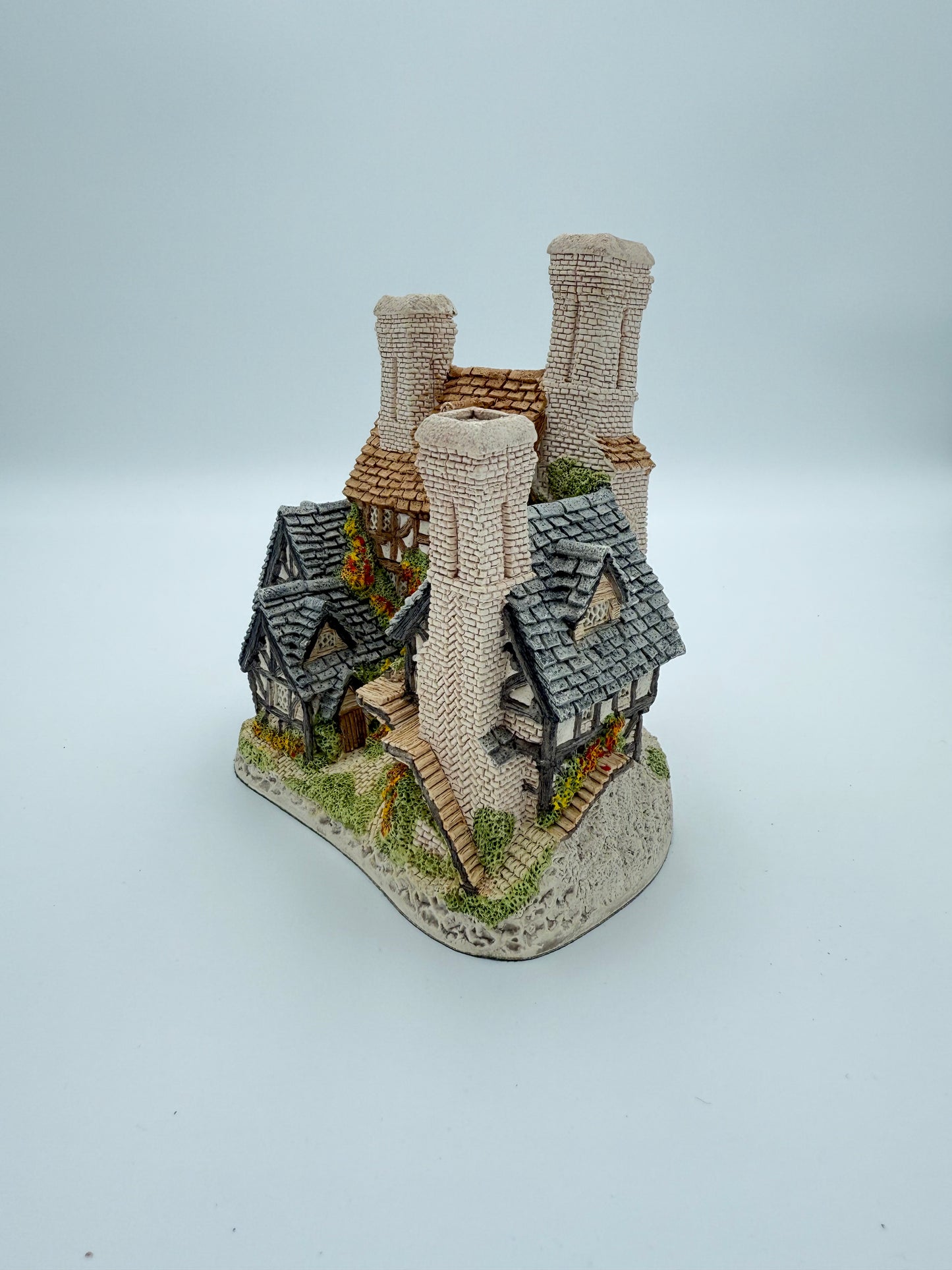Vintage David Winter Hartford Court Cottage - Retired Hand-Painted Collectible House