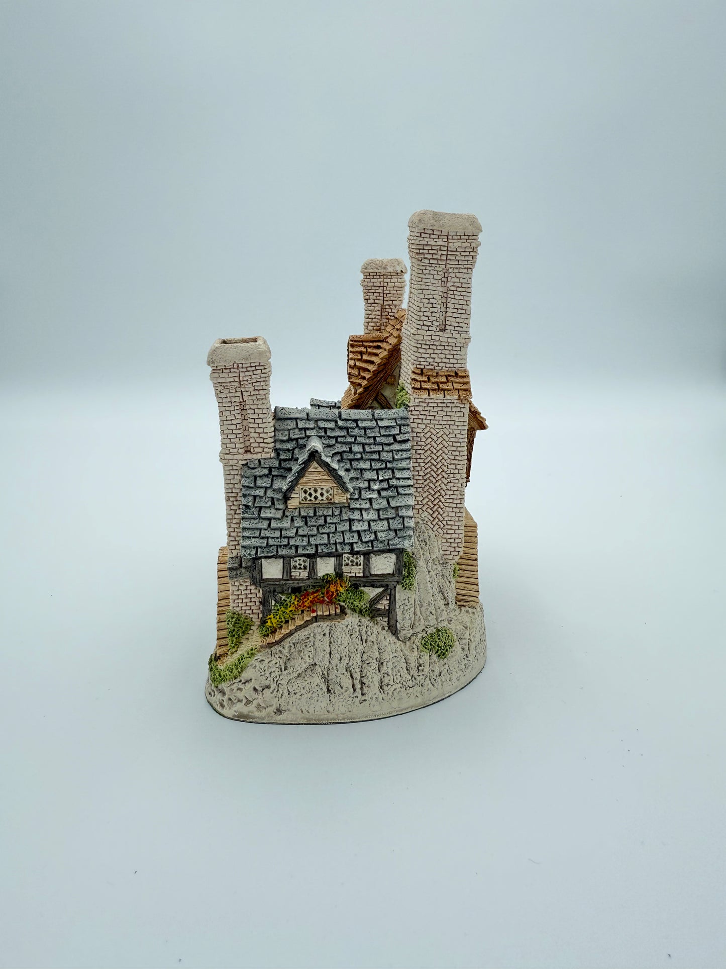 Vintage David Winter Hartford Court Cottage - Retired Hand-Painted Collectible House