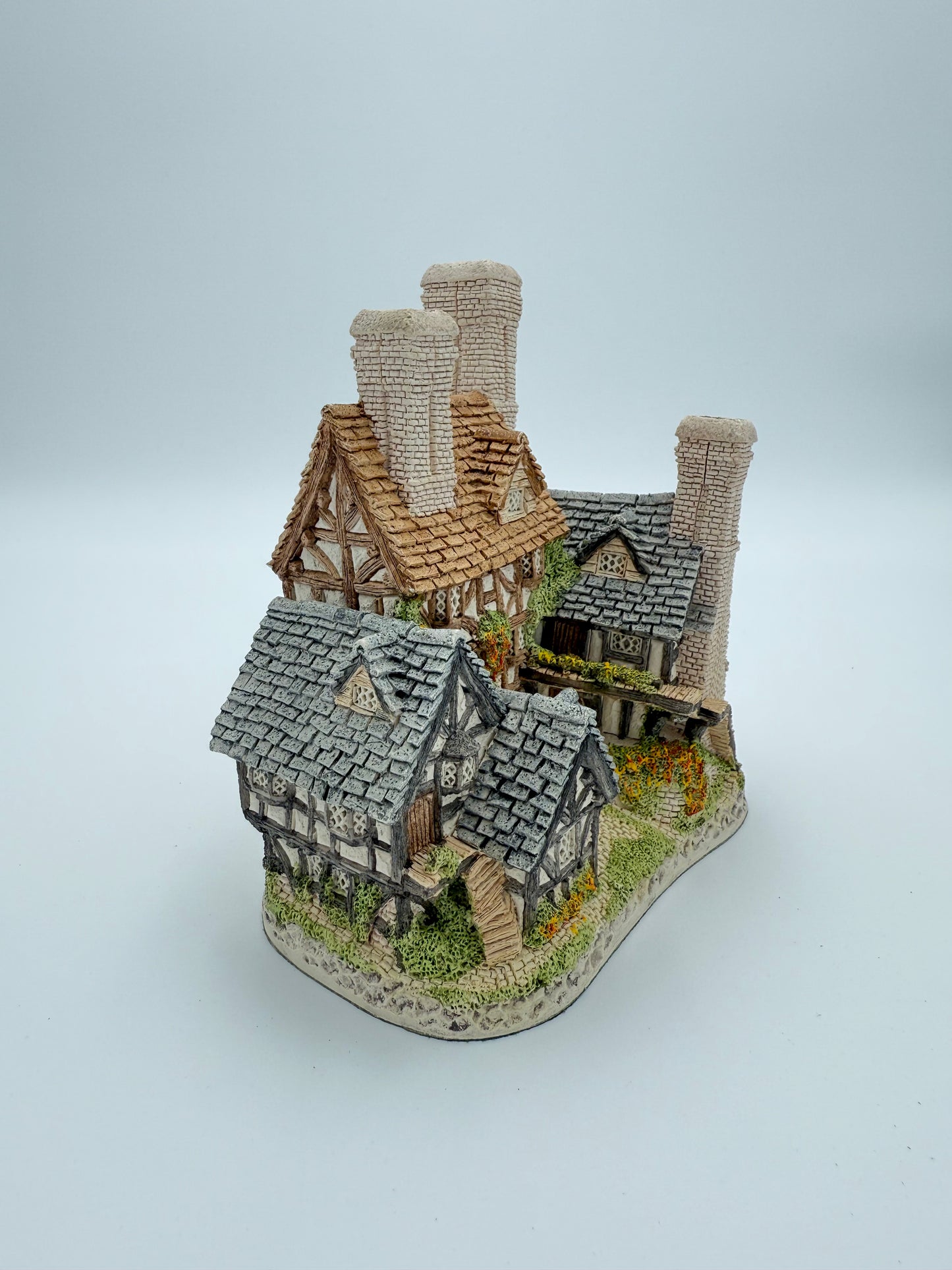 Vintage David Winter Hartford Court Cottage - Retired Hand-Painted Collectible House